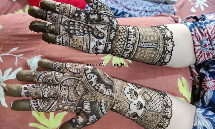 Pinky mehandi artist